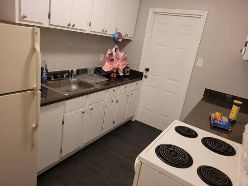 Cozy Delightful Private Studio near Rhodes College, Shuttle, & Vehicle Rental near Brooks Művészeti Múzeum