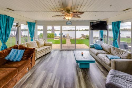 Lakefront Antioch Cottage with Dock and Gas Grill! in 安提阿