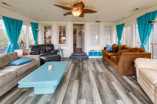 Lakefront Antioch Cottage with Dock and Gas Grill! in 安提阿