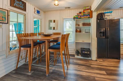 Lakefront Antioch Cottage with Dock and Gas Grill! in 安提阿