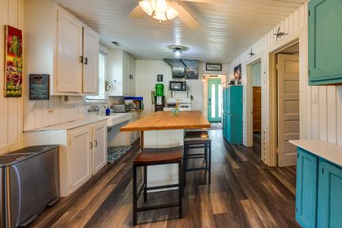 Lakefront Antioch Cottage with Dock and Gas Grill! in 安提阿