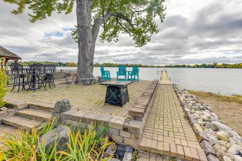 Lakefront Antioch Cottage with Dock and Gas Grill! in 安提阿