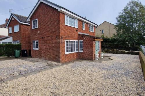 3-Bed Detached House Private Drive for Two Cars