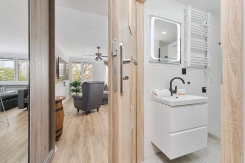 Cozy Old Town Studio for 4 Guests in Wrocław by Noclegi Renters, Breslau (Foto 6)