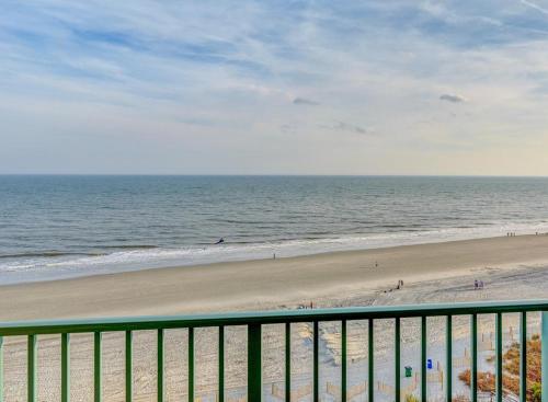 Oceanfront Condo, wifi included, pools lazy river, gym, monthly winter rental