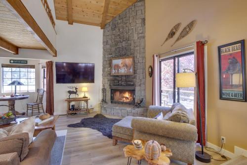 Dancing Bear Lodge about 1 Mi to Big Bear Lake! in Big Bear Lake, USA