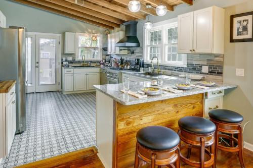 Inviting Quincy Cottage: Walk to Historic Downtown in ควินซี (FL)