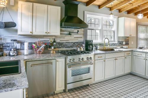 Inviting Quincy Cottage: Walk to Historic Downtown in ควินซี (FL)