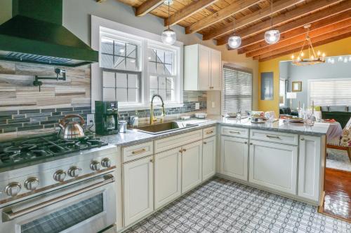 Inviting Quincy Cottage: Walk to Historic Downtown in ควินซี (FL)