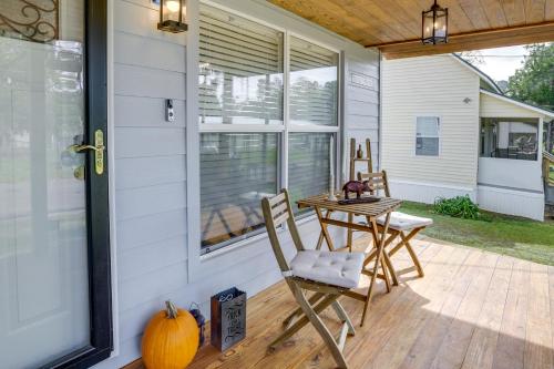 Inviting Quincy Cottage: Walk to Historic Downtown in ควินซี (FL)