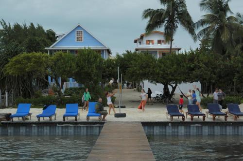 plage, Weezie's Ocean Front Hotel and Garden Cottages in Caye Caulker