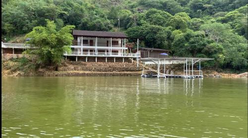 Hermosa Cabaña en Isla privada Prado Tolima