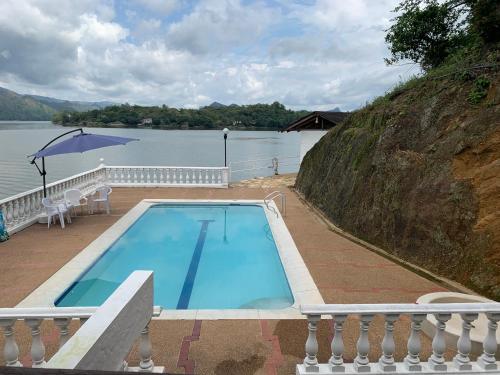 Hermosa Cabaña en Isla privada Prado Tolima