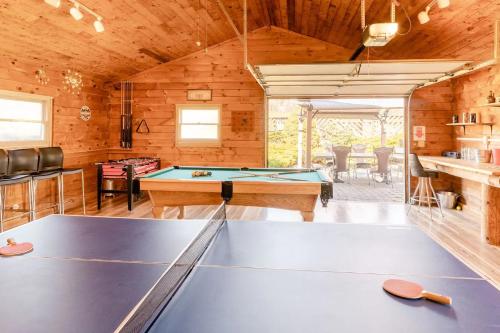 Charming Rustic Cabin 3,600sf with Private Pool, Hot Tub & Sauna!