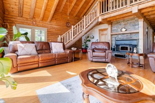 Charming Rustic Cabin 3,600sf with Private Pool, Hot Tub & Sauna!