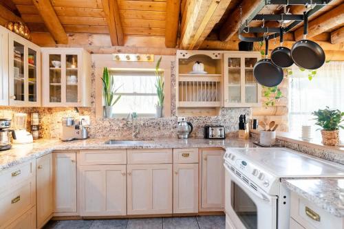 Charming Rustic Cabin 3,600sf with Private Pool, Hot Tub & Sauna!