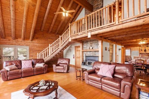 Charming Rustic Cabin 3,600sf with Private Pool, Hot Tub & Sauna!