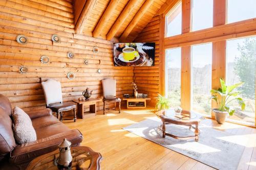 Charming Rustic Cabin 3,600sf with Private Pool, Hot Tub & Sauna!