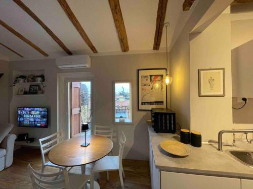 Romantic attic room with panoramic view, Boloňa (fotografie 4)