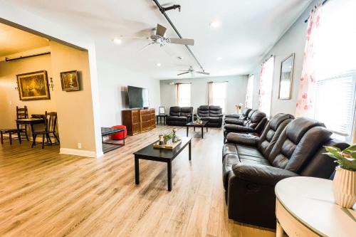 Unique Large 9BR House with 3 Bath Close to the falls