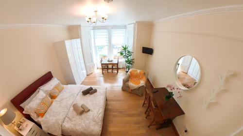 Lovely&Bright Studio Flat Close to Central London, Londyn