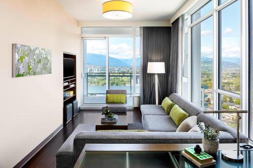 1 Bedroom Suite, 1 King, Sofa bed, Balcony