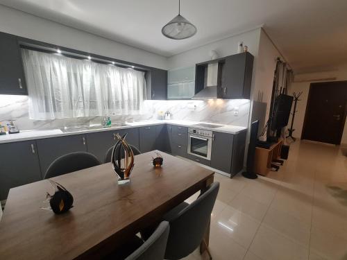 Evi's & George's Home, Atene