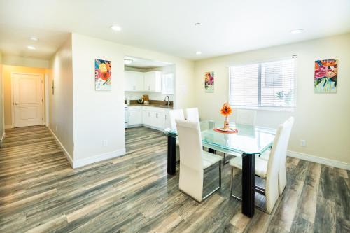 Large chic 5-bedroom 3 bathroom clost to Downtown LA, Los Angeles (fotografie 7)