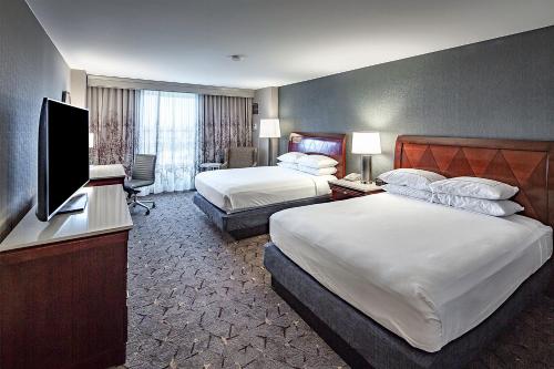 2 queen beds