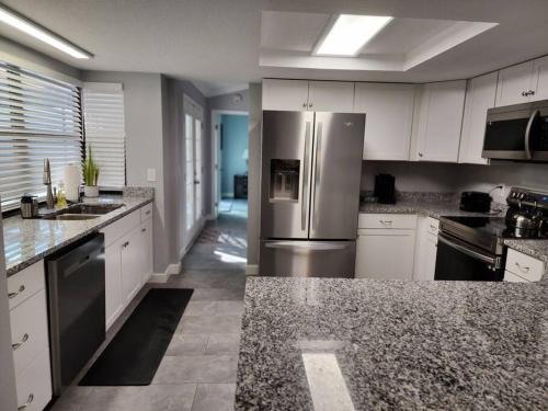 Home Away from Home with Heated Pool in New Port Richey, USA