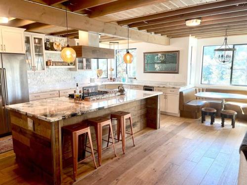 Luxury Joyful Bear Cabin with view, Big Bear Lake in Big Bear Lake, USA