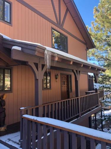Luxury Joyful Bear Cabin with view, Big Bear Lake in Big Bear Lake, USA