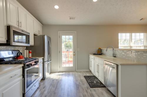 Spacious Georgia Home with Deck, Grills and Fireplace! in Fayetteville (GA)