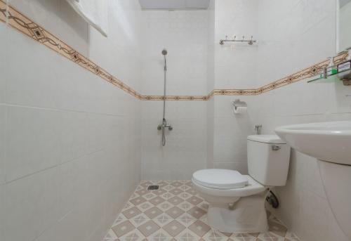 Twin Room with Bathroom image 1