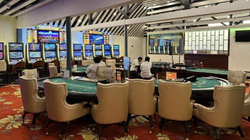 Coconut Palms Resort & Diamond Casino - image 5