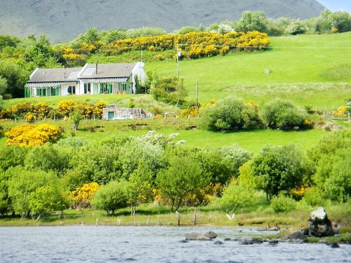 One bedroom house with lake view and enclosed garden at Tourmakeady/Derrypark