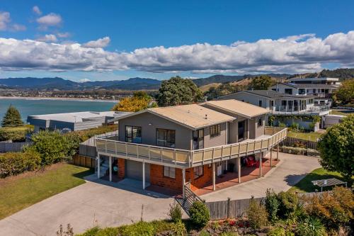 Hosts on the Coast - Views over Whiti Terrace