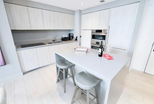 7th Floor Ocean View 2 BDR by Zen Vacation Rentals in Hollywood, USA