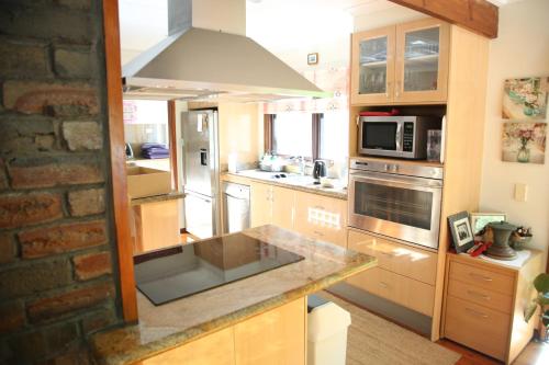 Konyha, A Holiday Home for Every Season in Bateau Öböl