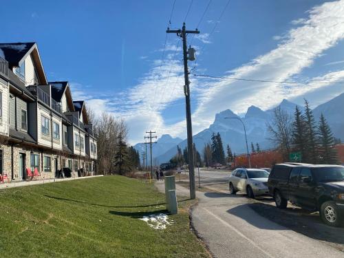 Brand New 2BR Condo with Outdoor Swimming Pool and Hot Tub, Canmore, Alberta