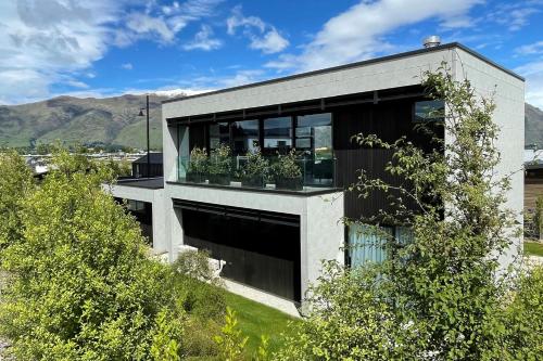 Luxurious Lake and Alpine Views