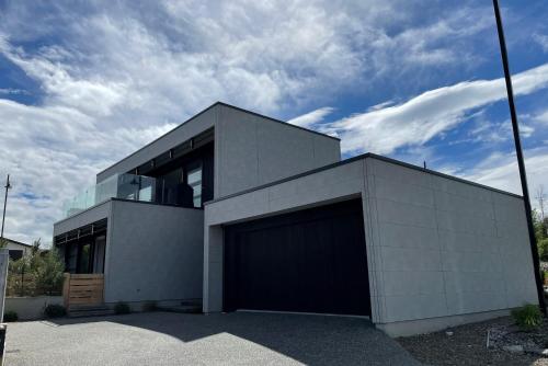 Luxurious Lake and Alpine Views - image 4