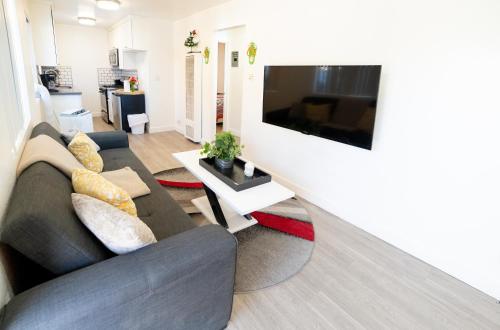 cozy small 2 bedroom in Koreatown/Hollywood thumb 2