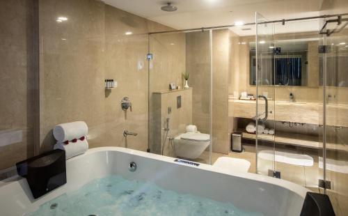 Splash Junior Suite - King image 4