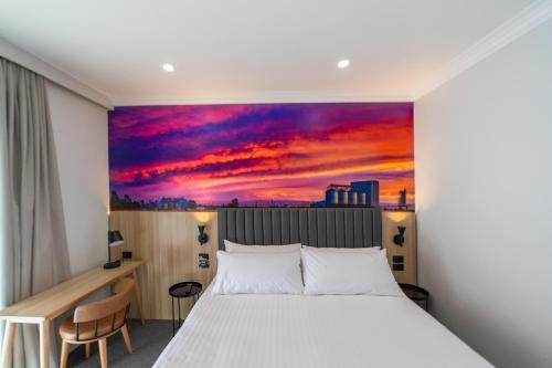 . Royal Hotel-Motel