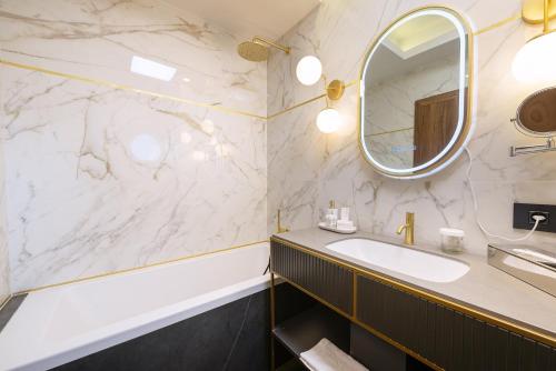 Yasu Luxury Rooms Room Type - King Room with Balcony