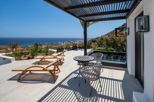 شرفة/ تراس, Palm Island Suites in Panagia Kalou