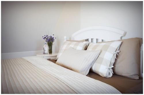 1 queen bed, 1 double bed, 1 sofa bed