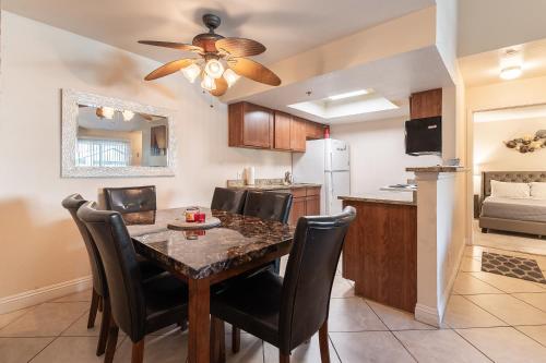Rio-Adjacent 2BR Pool, Gym, Free Parking, Las Vegas (photo 3)
