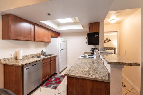 Rio-Adjacent 2BR Pool, Gym, Free Parking, Las Vegas (photo 5)